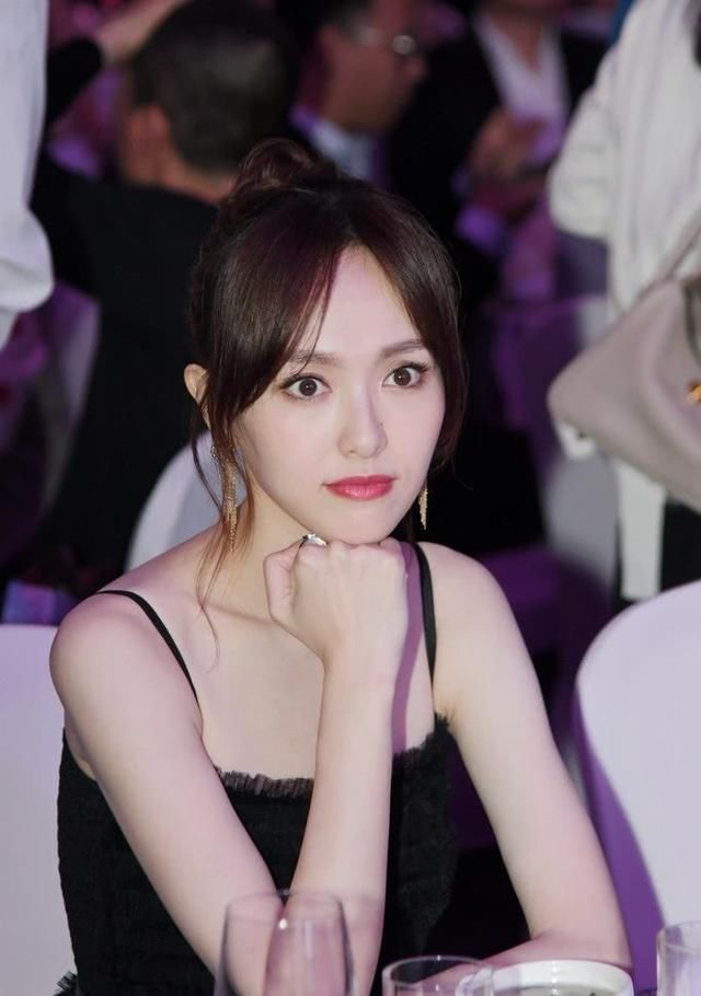 34岁唐嫣真厉害，活动未修图流出，并无大差别，网友：服气！