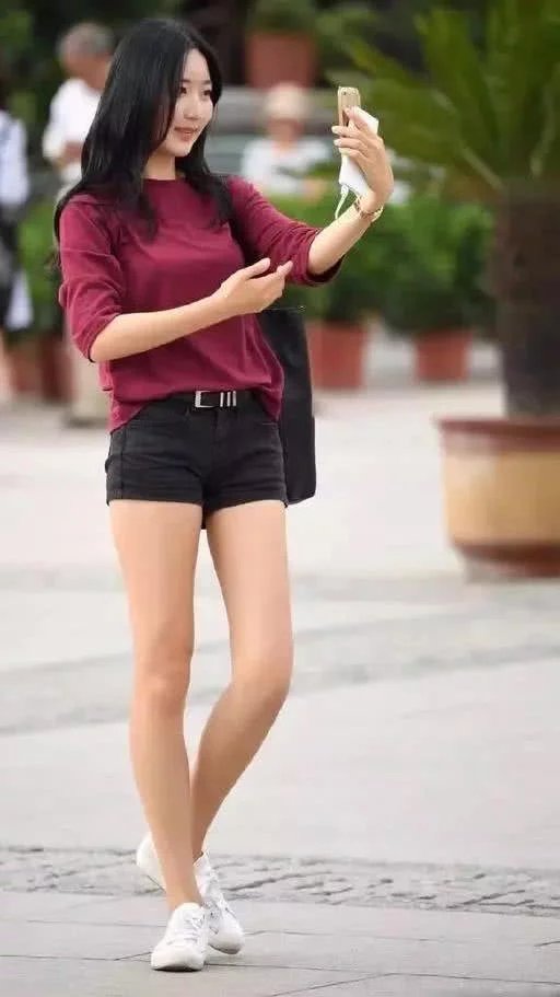 清纯小姐姐长款体恤搭配超短裤，勾勒出丰满的上围十分性感