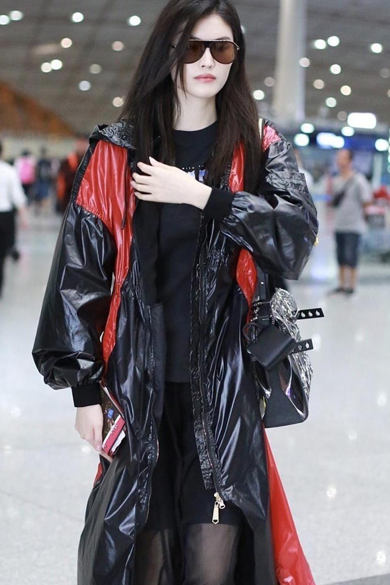 2019春夏纽约时装周启程, 孟美岐极简穿搭, 何穗撩发放电超有魅力