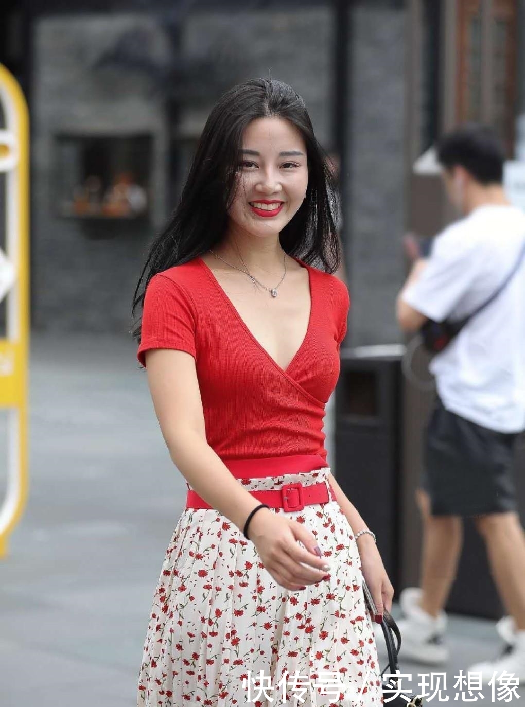 印花|春季轻熟风的穿搭,红色V领T恤+印花半身裙,显气质不会觉得稚气