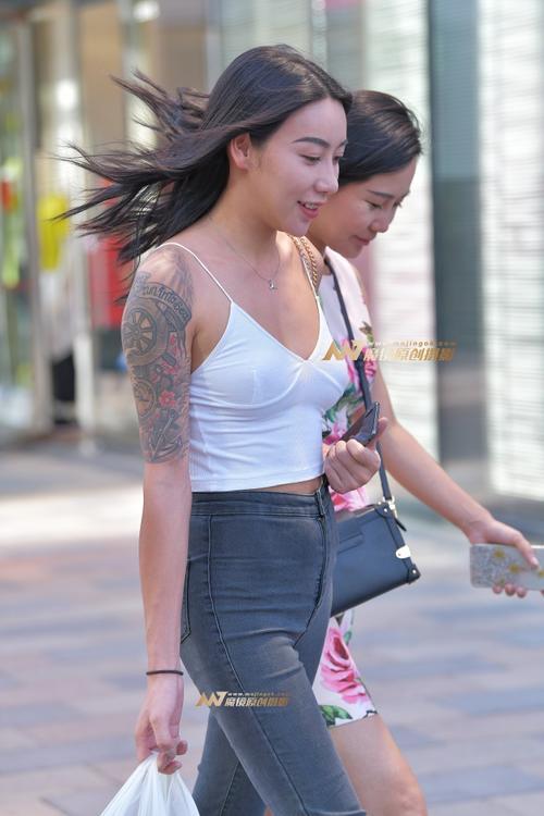 路人街拍，白色吊带加高腰牛仔裤，美女本来就很好的身材锦上添花