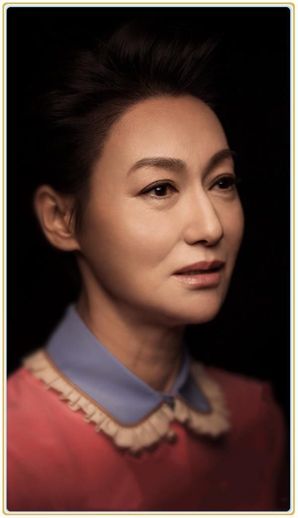 佩服惠英红！58岁轻松驾驭娃娃领衬衫，撞上20岁关晓彤也一点没输