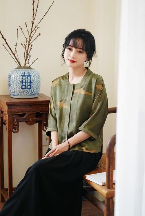  气质■年过40的女人，开春建议“中国风上衣＋半裙”，美得惊艳时光！