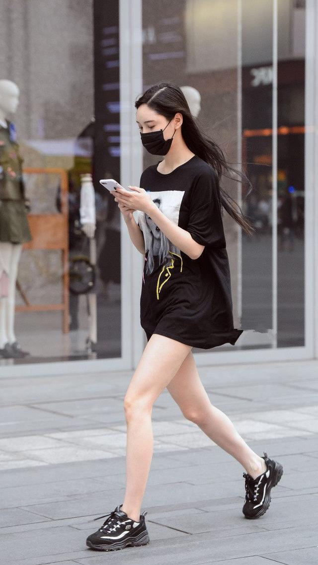 街拍:白嫩的长腿美女你喜欢吗?这里都是哟!