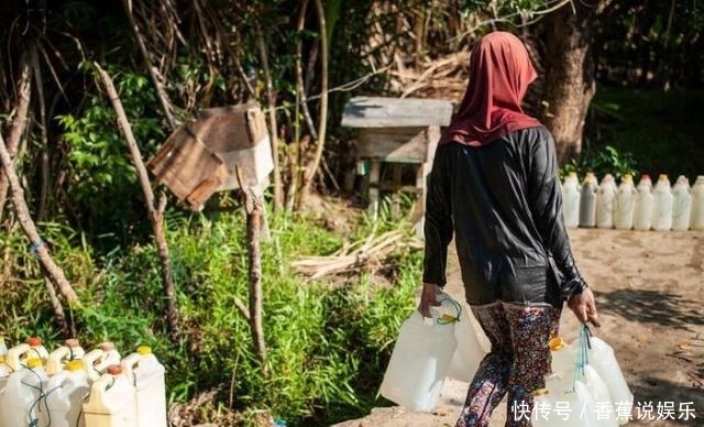 印尼缺水地区“取水女”，背上百个水罐逆流而上，只为一口干净水