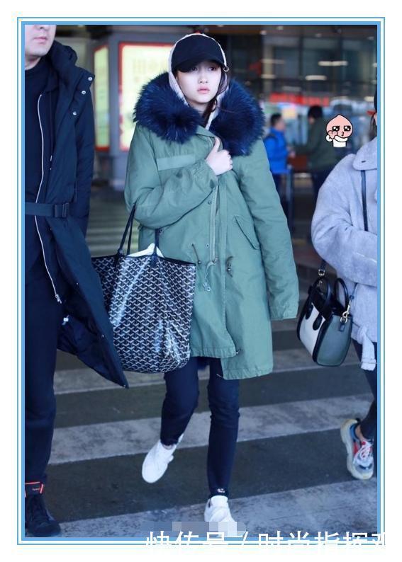 王菲不愧是天后级女神！竟把关晓彤和郑爽的买菜包背出了高级感