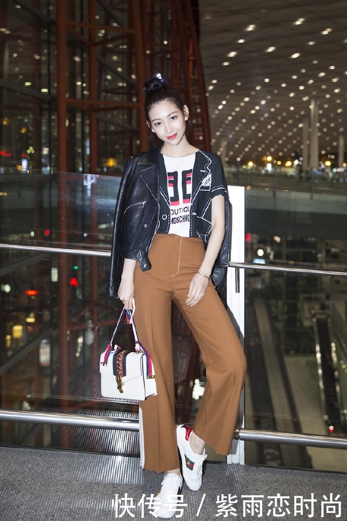 温雅穿露脐装秀身材，大长腿遮不住，网友：这腿我服了！