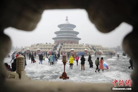 北京迎来今冬第二场雪 天坛雪景美不胜收