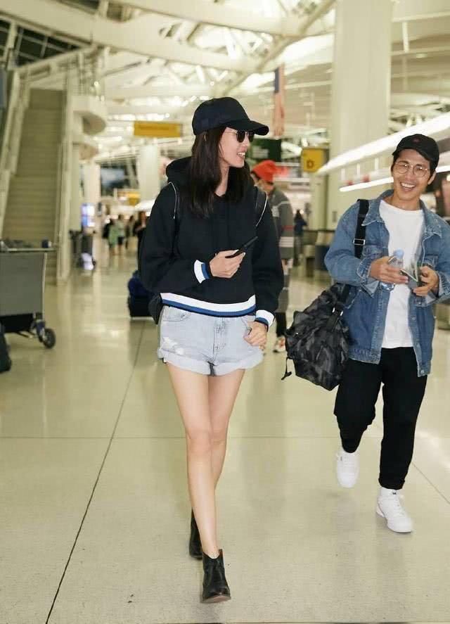 张钧甯纽约看秀后回国，牛仔热裤走机场，有大长腿就该这样穿