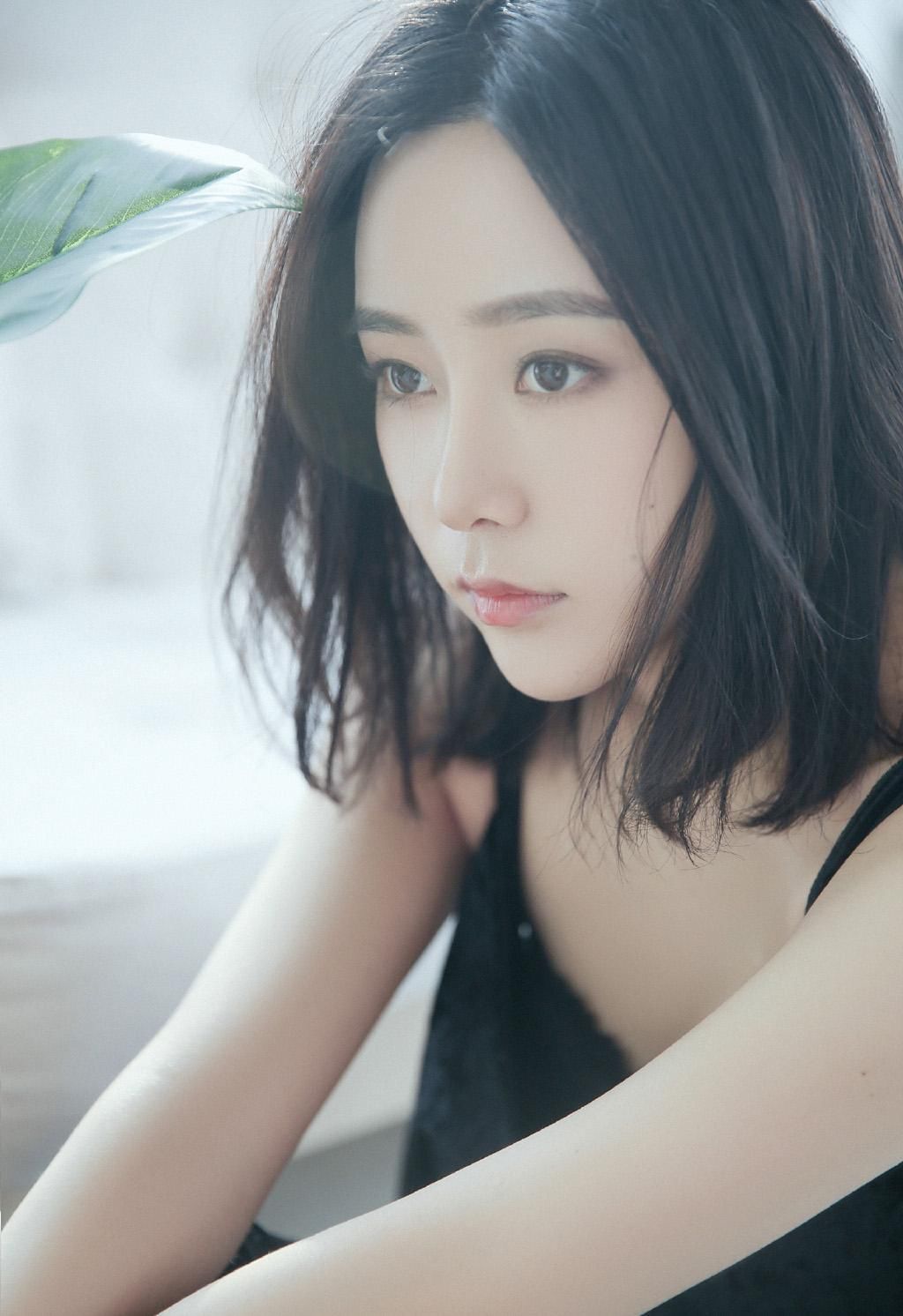 极品少妇美女吊带睡衣风情诱惑写真