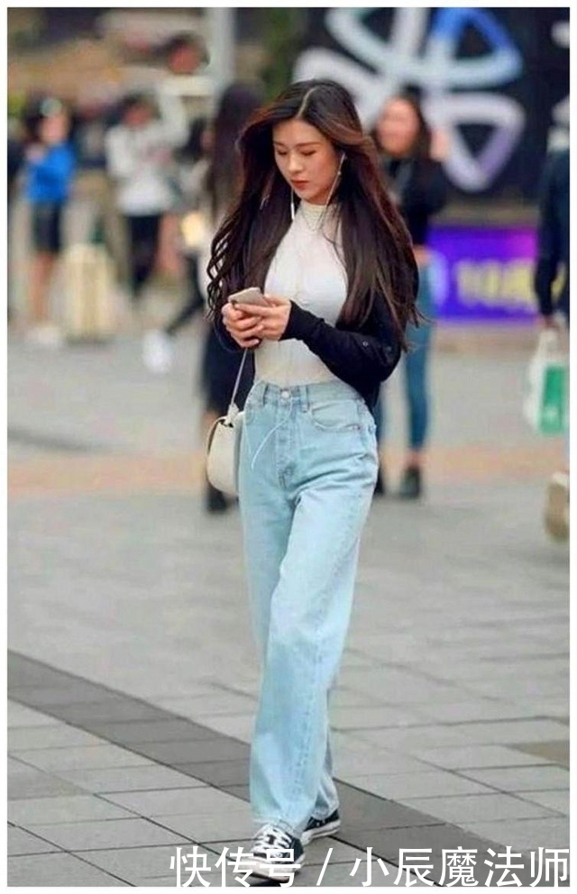 「短袖」路人街拍,靓女搭配简单的短袖上衣,秀出性感小蛮腰