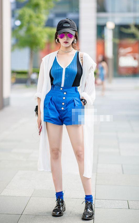 街拍：美女穿连体裤，勾勒紧致“翘臀”，轻熟气息遮不住！