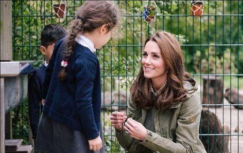 秋意渐凉，凯特王妃素颜便装回家探亲，笑容比阳光还灿烂好亲切