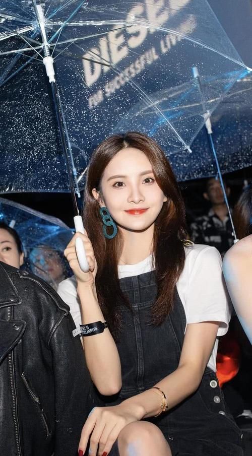  『气质』赖雨濛时尚感开挂，穿牛仔背带裙配白T恤去看秀，终于有时髦气质