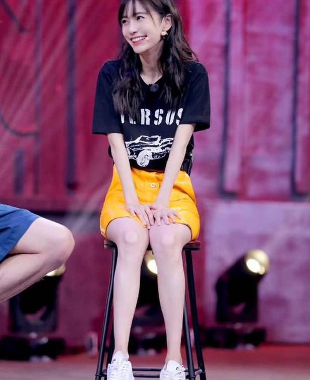 杨颖真会玩，皮裙特意开叉却又用大扣子扣住，网友:黄晓明不管管
