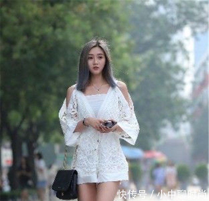 美女街拍, 紧身打底裤让每个女性都能大秀美腿!