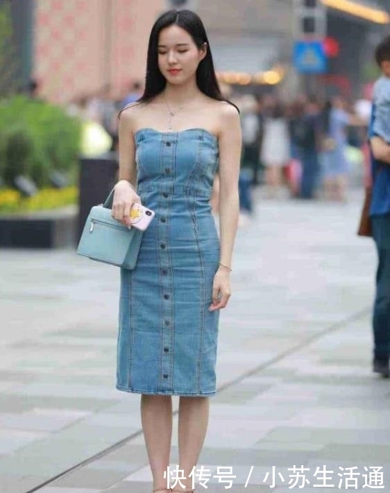『蓝色』街拍:楚楚动人的美女,一件蓝色的露肩牛仔连衣裙,时尚魅力风范