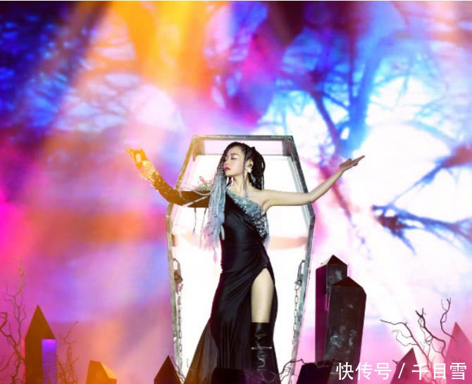 张靓颖出席活动太大胆,裙子开叉都要开到腰,下半身有亮点!