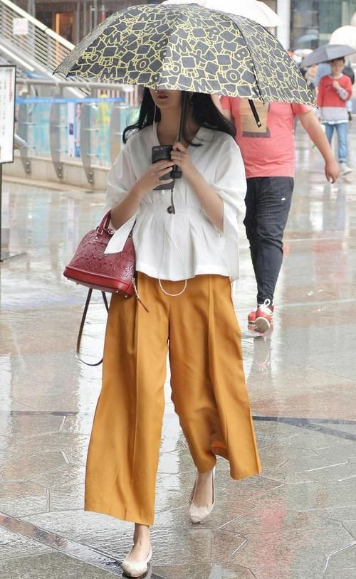  『气质』街拍：小姐姐红色上衣搭配黑色裙子，红黑搭配，显得很有气质