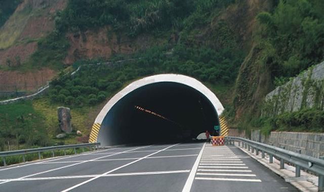  「高速」高速上很多的车祸都发生在这5个地方，车主：看完心惊胆