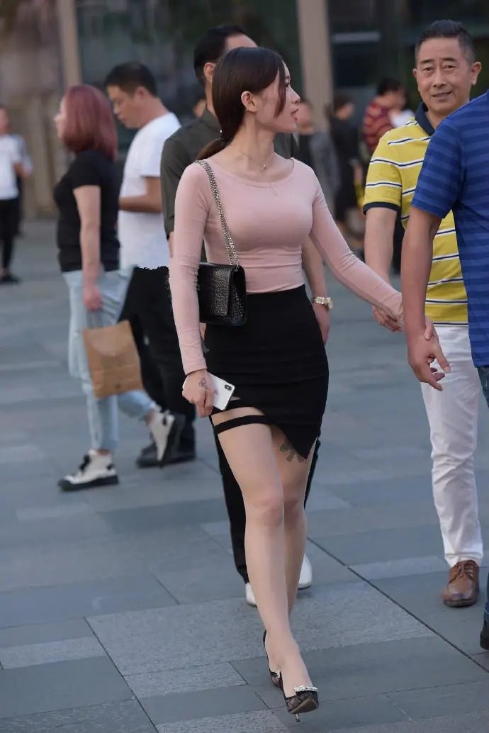 『小姐姐』街拍:优雅干练又靓丽,修身短裙让你穿不腻!