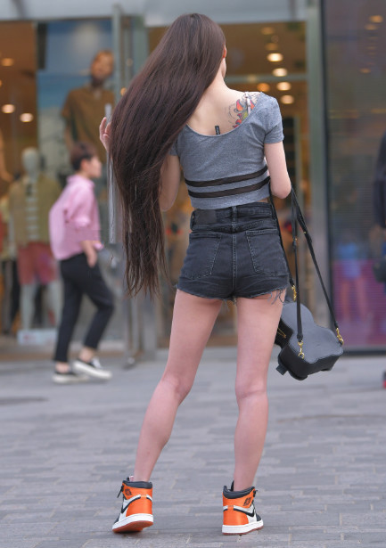 气质小姐姐随便一扭就是S曲线,看呆众人