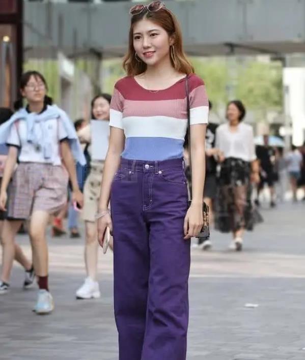 【 美女】一件灰色短袖配蓝色牛仔裤，时尚女性气质，街拍：花枝招展的美女