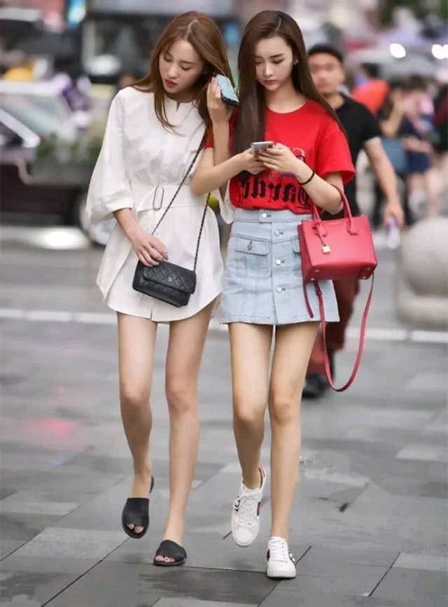 街拍：穿着打扮时尚的小姐姐，面容俊美身材优美性感！