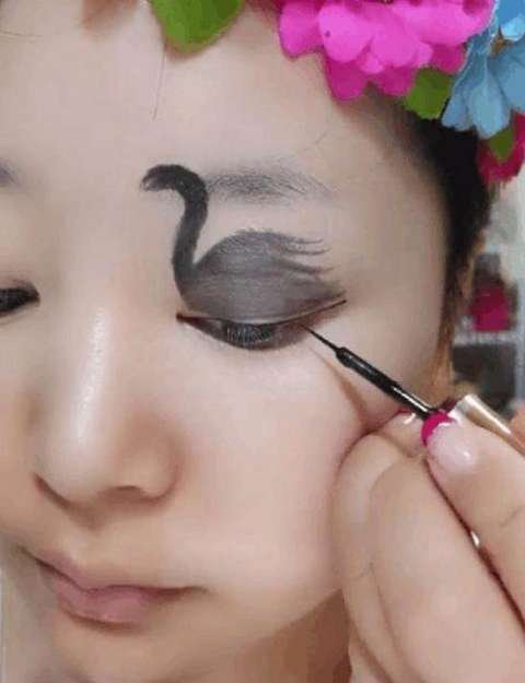 现在的女孩都非常爱美，有些还特意去学化妆术