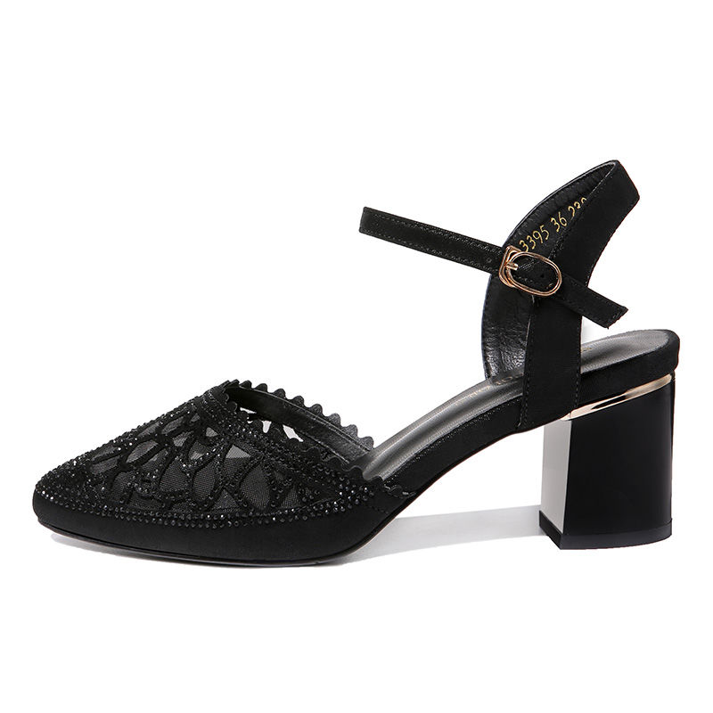 姐不是一般的会打扮，穿流行的A字裙，搭双小高跟，美得差点违规