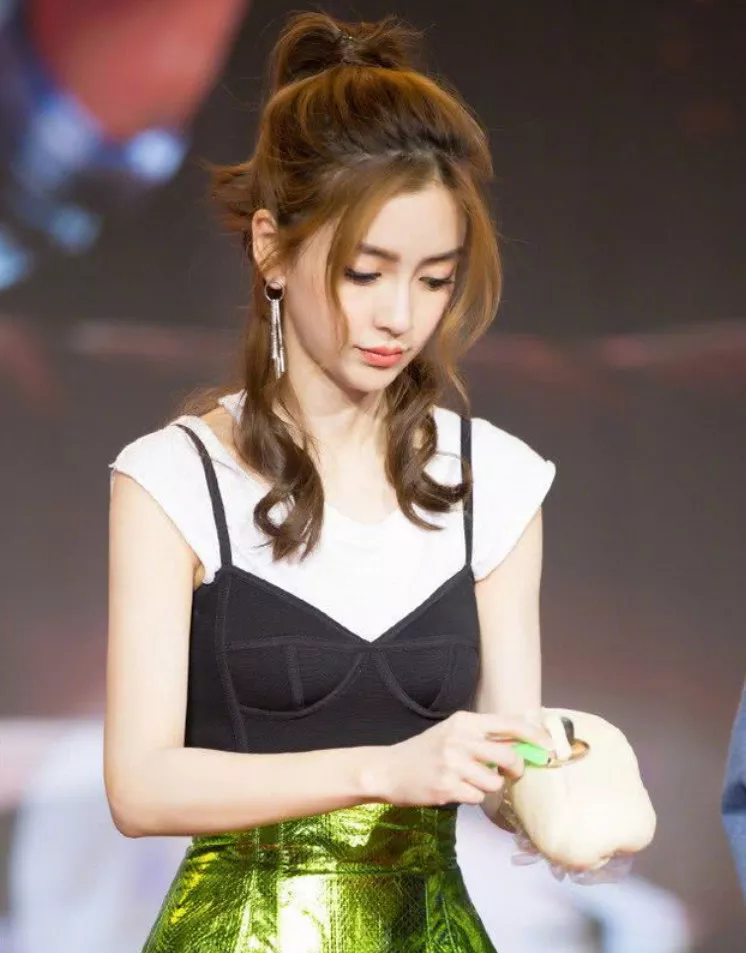 杨颖PK柳岩内衣外穿，杨颖穿得像防弹衣，柳岩这才叫内衣外穿！