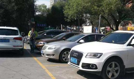 倒车怎么找方向？老司机传授几招，新手司机记得收藏起来