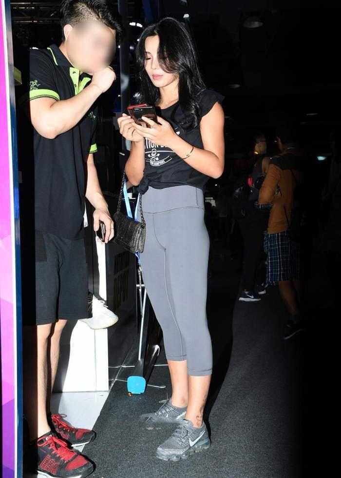 街拍: 紧身裤的小姐姐, 勾勒完美曲线