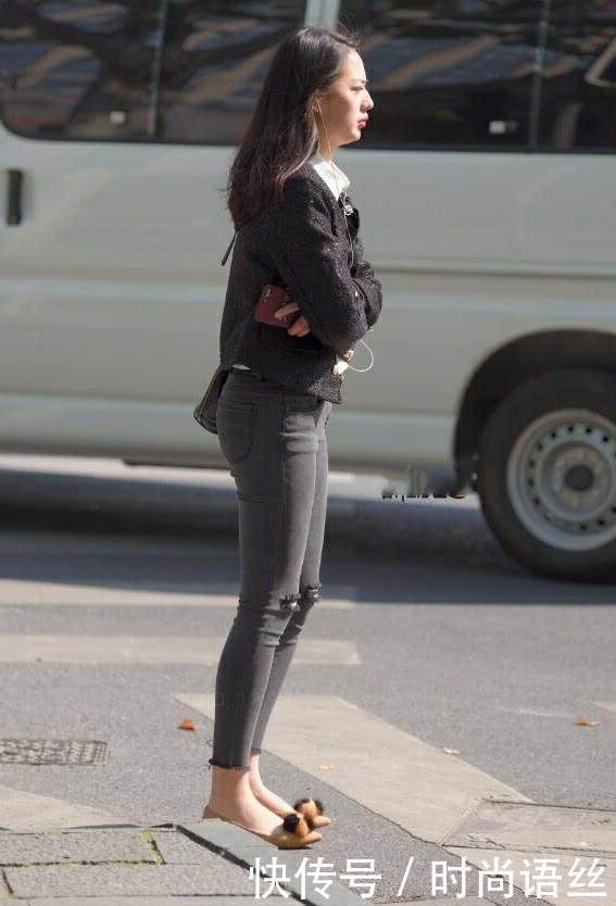 美丽优雅的美女穿着紧身牛仔裤，秀出女性婀娜多姿不一样的美！