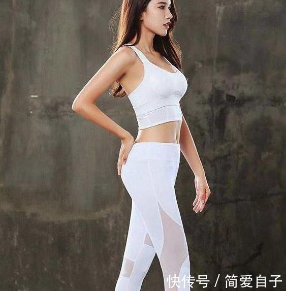  底裤|街拍打底裤小姐姐展示都市丽人的形象，更显美女的时髦神韵