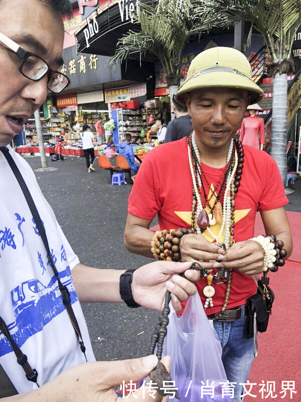 中越交界的东兴口岸，越南妇女把中国货品拆散运出，像蚂蚁搬家