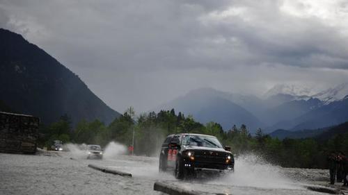 自驾游去西藏有女孩在路边给你一个手势，千万别理否则你会后悔！