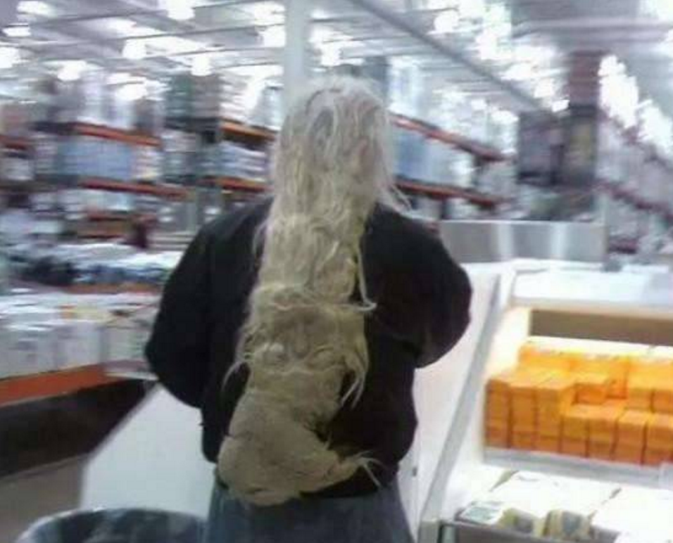 女子10年不洗头不剪头发的人, 咋一看还以为是一条巨型尾巴