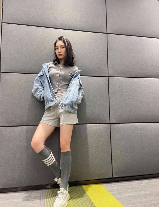 『露脐装』SNKR Girls丨纹身、短裙、露脐装,这么狠的球鞋女生你们肯定顶不住!4.6-4.12