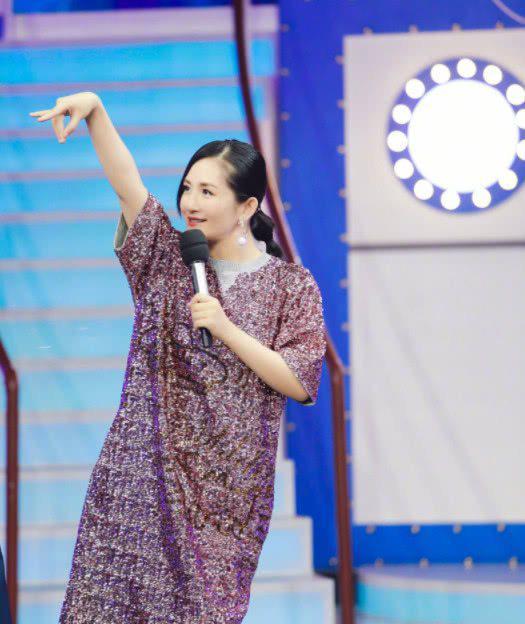 谢娜把名牌裙穿成了“大妈裙”，有李湘的既视感！妈妈味十足