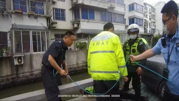 跳河■小河浜惊现“浮尸”？！民警立即跳河救援挽回一命！