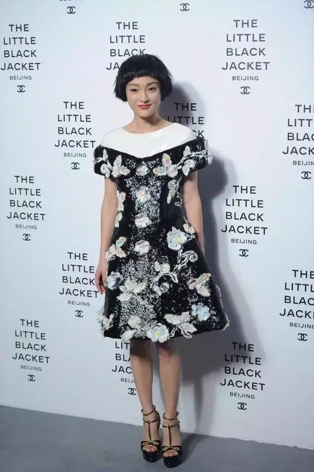 贾静雯来机场,一件白衬衫的打扮,和同龄的周迅真是两类人!