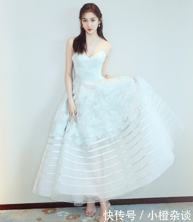 关晓彤穿抹胸礼服，却频繁用手遮，还不如穿高领上台算了