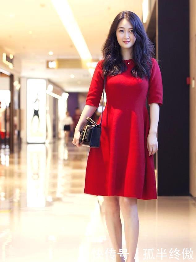  『短袖』街拍：齿如瓠犀的美女，一件花色的短袖配牛仔短裤，非常有女人味