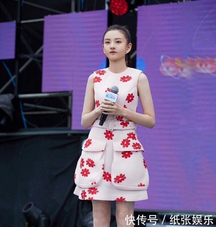 宋祖儿终于穿对了, 小黑裤配羽绒服, 这才是少女该有的样子!