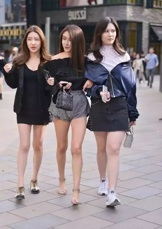 街拍路人,时尚都市的街头从来就不缺时尚的元素,尤其是在夏天