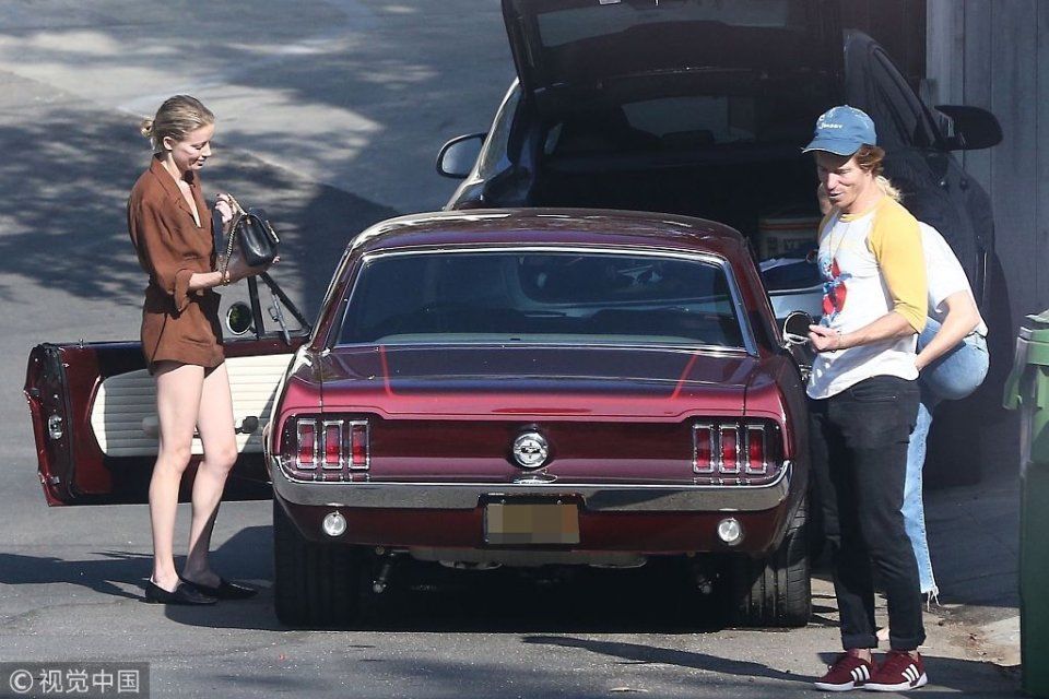 德普前妻艾梅柏希尔德下衣失踪秀美腿 偶遇好友热拥变“表情包”