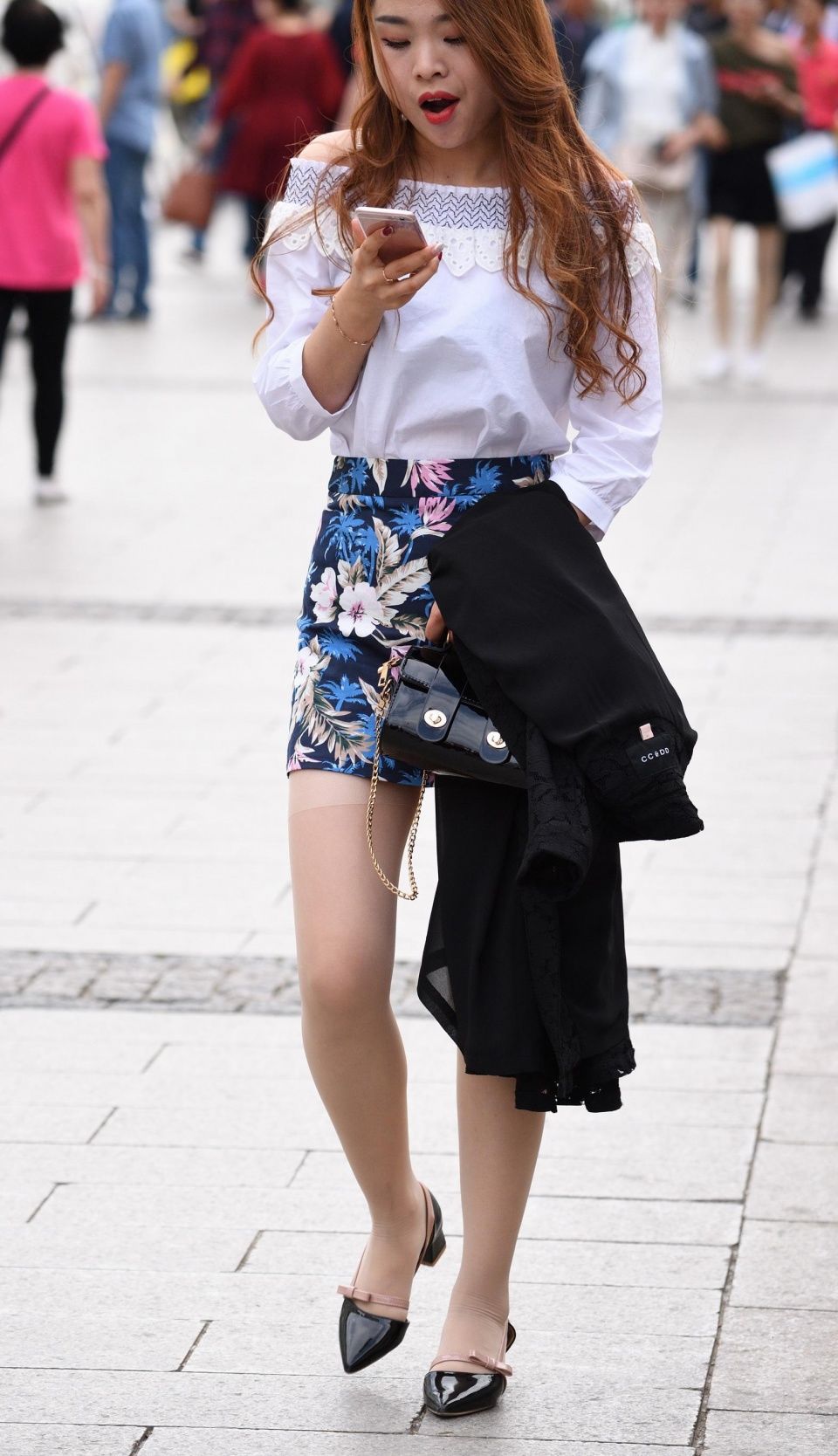 街拍：婴儿肥小女神一字露肩装可爱呆萌，只顾玩手机忽略很多风景