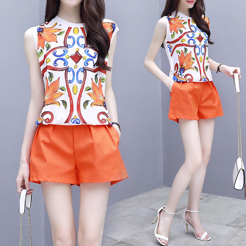 秋后早晚凉，尽量少穿裙，多穿这样的“阔腿裤”套装，美到飞