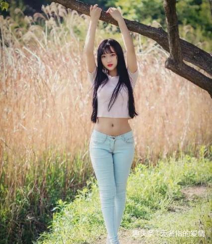 街拍：身姿丰盈的牛仔裤美女，甜蜜动人，大长腿十分养眼！